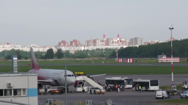Salint Petersburg Russia July 2022年7月26日 在普尔科沃机场乘坐罗西亚苏霍伊超级喷气式飞机的乘客 长距离射击 — 图库视频影像