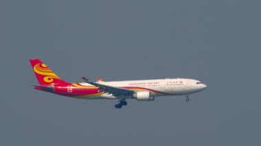 HONG KONG - 10 Kasım 2019: Airbus A330-223, Hong Kong Havayolları B-LNE Chek Kap Kok Havaalanı, Hong Kong