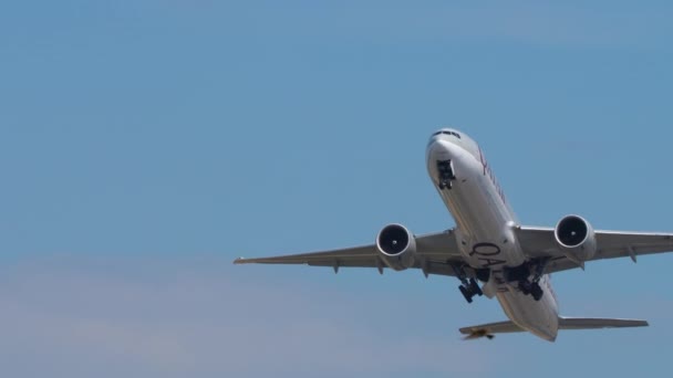 Phuket Thailand January 2023 Boeing 777 Bav Qatar Airways在普吉机场起飞 Widebody沉重的喷气式飞机爬升 — 图库视频影像