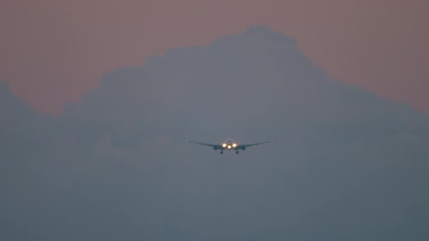 Довгий Знімок Реактивного Літака Невпізнаваним Літаком Фарами Наближаючись Посадки Заході — стокове відео