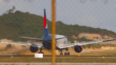 PHUKET, THAILAND - Şubat 04, 2023: Boeing 767, RA-73034 Azur Air sağ motor dalgalanması. Uçak motoru kalkış sırasında yandı, uçuş kesildi. Uçak kazası. Uçak bozuluyor.