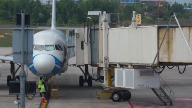 PHUKET, THAILAND - 28 Şubat 2023: Jet Airbus A320 Bangkok Havaalanı terminalinde. Kolu uçağa kenetliyorum. Uçuştan önce uçak hazırlığı.