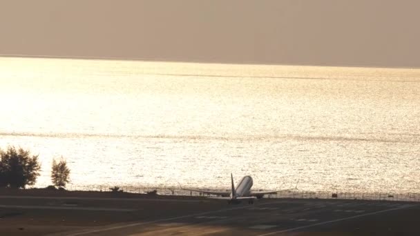 Pesawat Siluet Memanjat Setelah Lepas Landas Atas Laut Dalam Cahaya — Stok Video