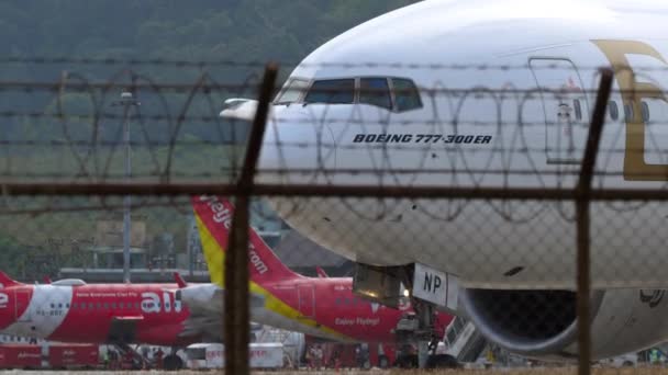 Пхукет Таиланд Января 2023 Года Пассажирский Самолет Boeing 777 Emirates — стоковое видео