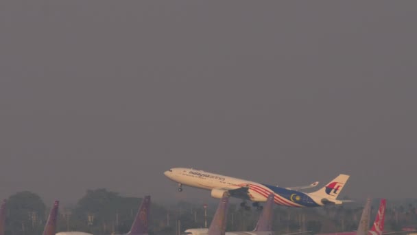Bangkok Tailandia Marzo 2023 Avión Comercial Airbus A330 Malaysia Airlines — Vídeo de stock