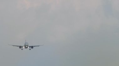 Yolcu uçağı inişi. Farları olan uçak yaklaşıyor. Turizm ve seyahat kavramı