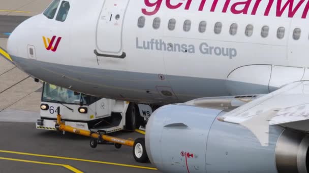 Dusseldorf Tyskland Juli 2017 Traktor Bogserar Ett Plan Budgetflygbolaget Germanwings — Stockvideo