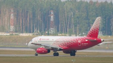 MOSCOW, Rusya Federasyonu - 29 Temmuz 2021: Sukhoi Superjet 100, RA-89047 Rossiya yolcu uçağı taksisi, yan görüş. Seyahat kavramı