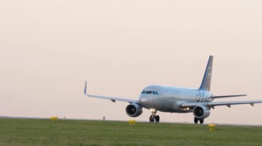 KAZAN, RUSSIA - 05 AĞUSTOS 2022: Airbus A320 RA-73757, Kazan havaalanından havalanan hava ekibi havalanması. Jet uçağı kalkıyor. Turizm ve seyahat kavramı