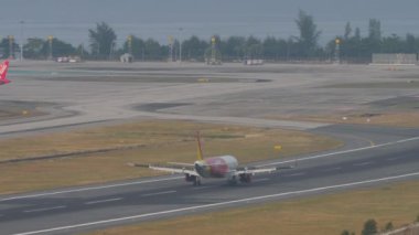 PHUKET, THAILAND - 13 Şubat 2023: Jet uçağı Phuket havaalanına indikten sonra yavaşladı. Spoiler verin. Uçuşun sinematik görüntüleri geliyor. Vietnamlı düşük maliyetli havayolu