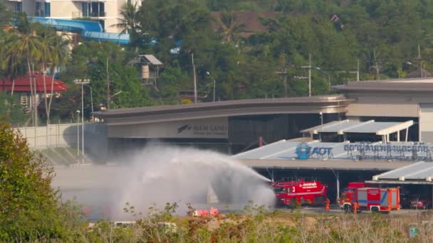 Phuket Thailand Fevereiro 2023 Aeroporto Caminhão Bombeiros Pulverização Água Pista — Vídeo de Stock