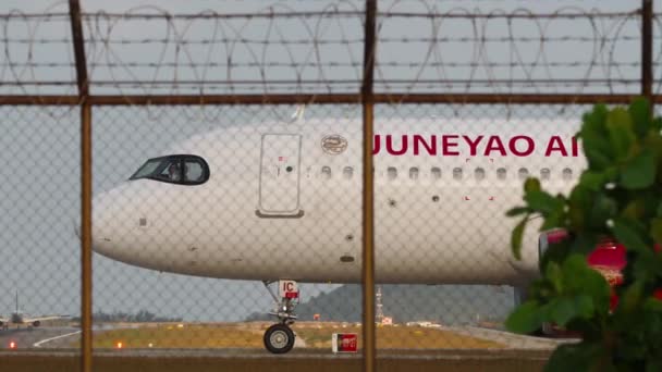 Phuket Thailand Şubat 2023 Juneyao Airlines Ticari Uçak Airbus A320 — Stok video
