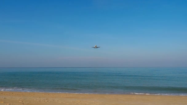 Avión Acercándose Aterrizaje Avión Vuela Sobre Mar Azul Avión Cielo — Vídeos de Stock