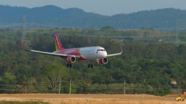PHUKET, THAILAND - 11 Şubat 2023: Airbus A320-214, Vietnam Jet Air 'in HS-VKO' su Phuket havaalanına iniyor, yan görüş