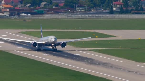 Сочи Россия Июля 2022 Года Широкофюзеляжный Boeing 777 Аэрофлота Приземляется — стоковое видео