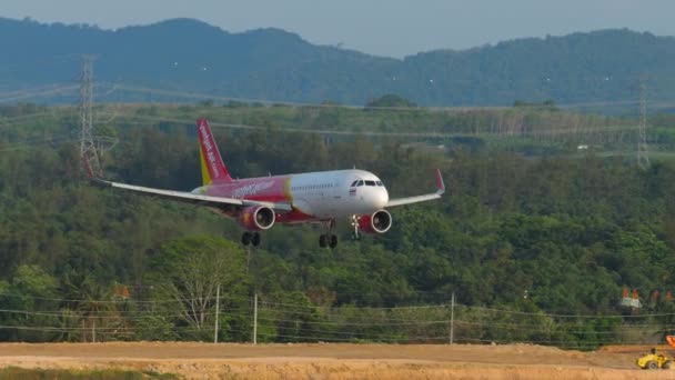 Phuket Thailand February 2023 エアバスA320 214 プーケット空港に着陸するベトジェット航空のHs Vko サイドビュー — ストック動画