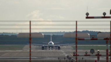 DÜKSELDORF, ALMANY - 23 Temmuz 2017: Düsseldorf havaalanına indikten sonra Lufthansa 'nın ticari uçakları fren yapıyor. Uçak terminale doğru kalkıyor. Spoiler verin. Pistin sonundan görüntüle