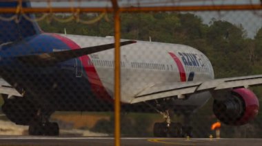 PHUKET, THAILAND - 16 Şubat 2023: Boeing 767, RA-73032 Azur Air Phuket havaalanından kalkıyor. Uçak kalkıyor. Seyahat kavramı