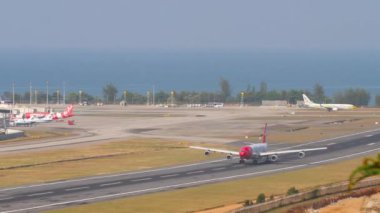 PHUKET, THAILAND - Şubat 06, 2023: Edelweiss Air 'in jet uçağı A340, Phuket havaalanından havalanıyor, yan görüş. Jet uçağı kalkıyor. Turizm ve seyahat kavramı
