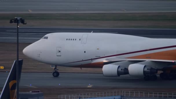 Hong Kong Listopad 2019 Cargo Jumbo Jet Drodze Kołowania Lotnisko — Wideo stockowe