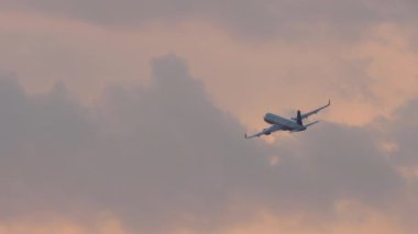 KAZAN, RUSSIA - 05 AĞUSTOS 2022: Jet Airbus A320, Aeroflot 'tan RA-73757, Kazan havaalanından havalanan hava ekibi havalanması. Jet uçağı kalkıyor. Turizm ve seyahat kavramı