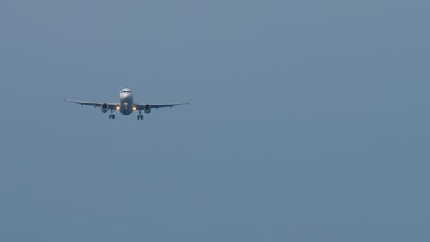 喷气式飞机接近地面 一架客机坠落的镜头 飞机飞行 前视镜 — 图库视频影像
