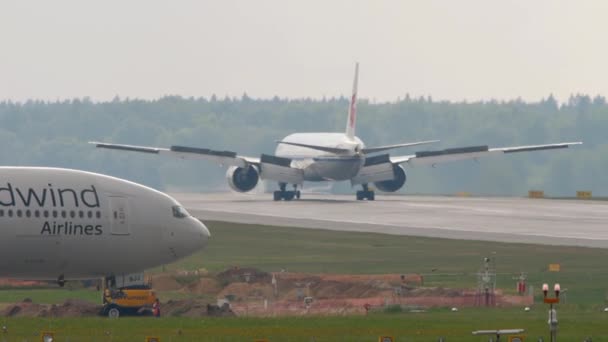 모스크바 러시아 페더레이션 2021년 30일 셰레메티예보 공항에서 택시를 Nordwind의 777 — 비디오