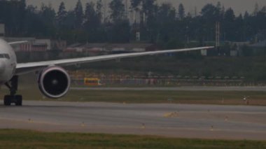 MOSCOW, Rusya Federasyonu - 29 Temmuz 2021: Sheremetyevo havaalanında taksicilik yapan bir Aeroflot 777, ön görüş