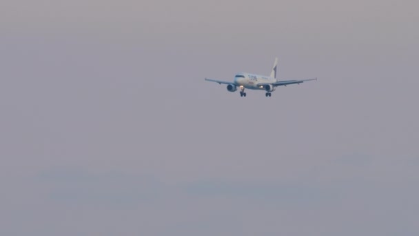 Sochi Russia August 2022 Flyone的空中客车A320客机降落在阿德勒机场 飞机在海面上飞行 亚美尼亚低成本航空公司 — 图库视频影像
