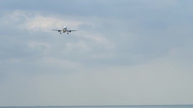 Yolcu uçağı iniyor, uzak çekim, ön görüş. Jet uçağı yaklaşıyor. Seyahat kavramı
