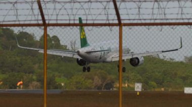 PHUKET, THAILAND - 16 Şubat 2023: Airbus A320-251N, Spring Airlines 'dan B-30 Phuket havaalanına iniyor, yan görüş