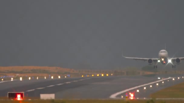 Letadla Pro Cestující Přistávající Letišti Phuket Přistávací Podvozek Letadla Dotýká — Stock video