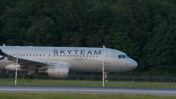 Kazan Russia August 2022 旅客機エアバスA320 214 滑走路でタクシーに乗るアエロフロートスカイチームのRa 73757 観光と旅行のコンセプト — ストック動画