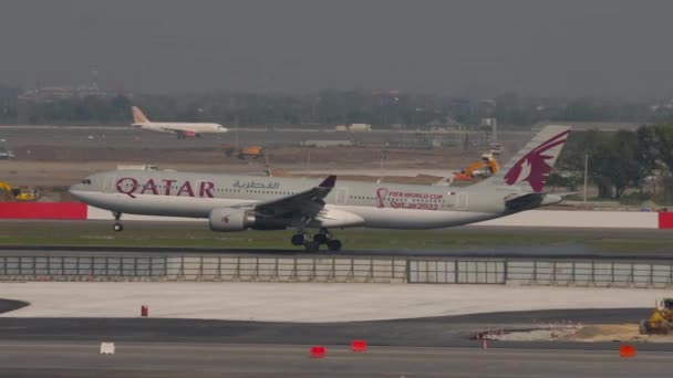Bangkok Tajlandia Marca 2023 Airbus A330 Aef Katar Airways Ląduje — Wideo stockowe