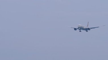 PHUKET, THAILAND - 31 HAZİRAN 2023: ETIhad 'ın Boeing 787' si inişe yaklaşıyor. Uçak uçuyor. Uçak inişi, varış. Seyahat kavramı