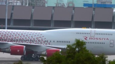 PHUKET, THAILAND - 28 Kasım 2019: Aircraft Boeing 747, Rossiya 'nın El-XLG' si Phuket Uluslararası Havalimanı 'nın taksisinde. Geniş gövdeli, çift katlı, dört motorlu uçak.
