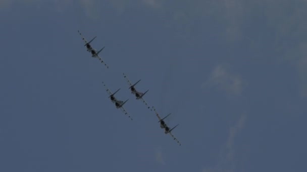 Группа Военных Истребителей Летит Высоко Небе Силуэт Бомбардировщика Концепция Войны — стоковое видео