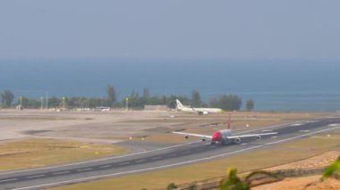 PHUKET, THAILAND - 23 Şubat 2023: Airbus A340, Edelweiss Havaalanından kalkan HB-JME. Jet uçağı kalkıyor. Deniz altyapısı olan bir havaalanı. Turizm ve seyahat kavramı