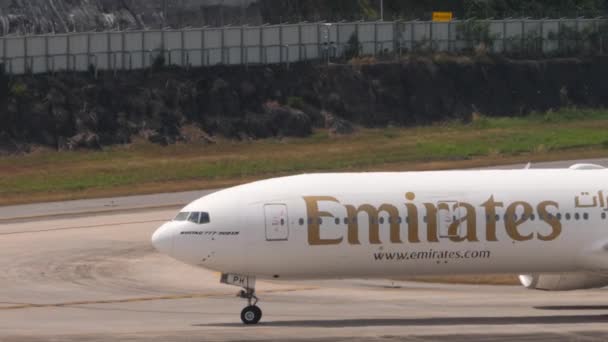 Phuket Tailandia Febrero 2023 Avión Cuerpo Ancho Boeing 777 Emirates — Vídeo de stock