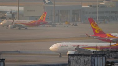 HONG KONG - 07 Kasım 2019: Hong Kong havaalanında taksicilik yapan Hong Kong Havayolları 'nın A330 sefer sayılı yolcu uçağı. Gün batımında ya da şafakta uçak