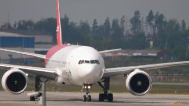 MOSCOW, Rusya Federasyonu - 29 Temmuz 2021: Boeing 777, Pegas Fly 'ın başkan yardımcısı Sheremetyevo' da taksicilik yapıyor. Taksideki görüntülü uçak. Turizm ve seyahat kavramı