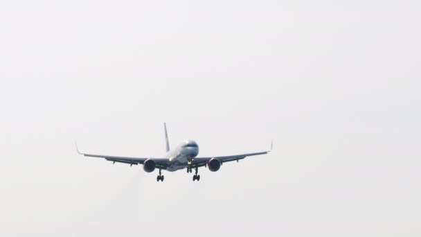 Phuket Thailand February 2023 ボーイング757 アズール航空のRa 73075が降下し プーケット空港に着陸した フライト到着 観光旅行コンセプト — ストック動画