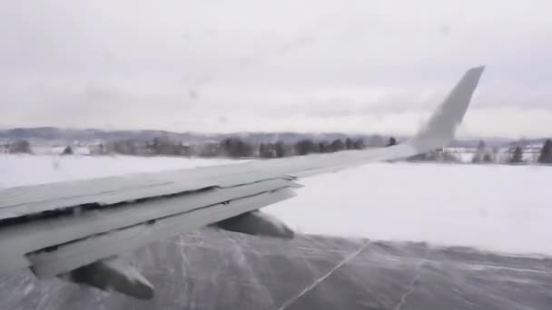冬の日に飛行機の離陸 ポートホールは アンチエイジング混合物で覆われています — ストック動画