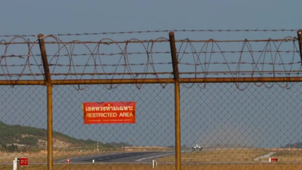 Cerca Del Aeropuerto Con Señal Roja Área Restringida Avión Jet — Vídeo de stock