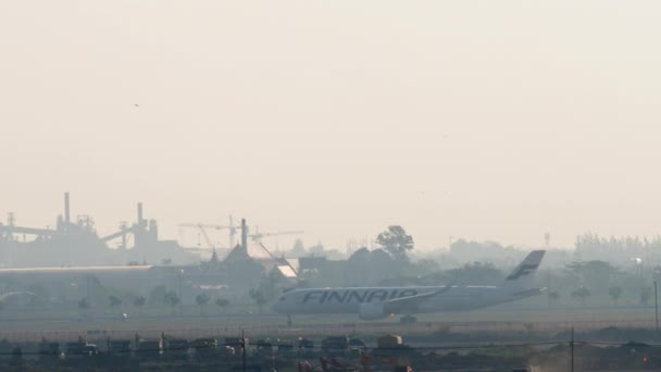 バンコク Thailand 2023 スワンナプーム空港でフィニールの飛行機エアバスA350が離陸 旅客機の出発について トラベルコンセプト — ストック動画