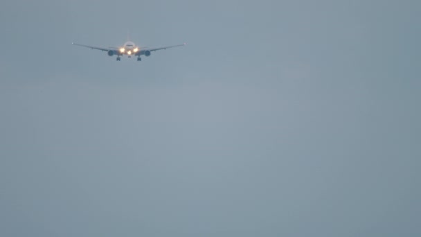 Dlouhý Záběr Tryskového Letadla Nerozpoznatelnou Livrejí Rozsvícenými Reflektory Které Blíží — Stock video