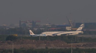 BANGKOK, THAILAND - 01 Mart 2023: takside EL AL 777 'lik bir Boeing 777. Airbus A320 Bangkok Hava Taksisi. Bangkok, Suvarnabhumi Havaalanı 'ndaki havaalanı.