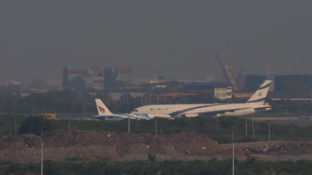 Bangkok Tailandia Marzo 2023 Largo Disparo Boeing 777 Pista Rodaje — Vídeos de Stock
