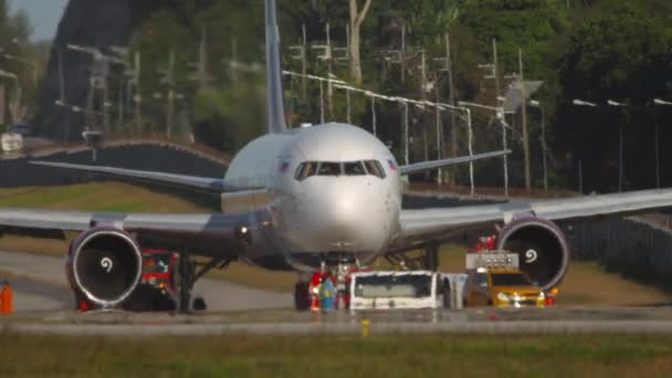 Uçak Uçuşu Yarıda Kesti Motor Dalgalanması Motor Yangını Yolcuların Tahliyesine — Stok video