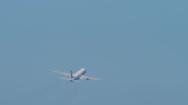 Uçan bir jet uçağının arka görüntüsü. Uçak kalkıyor. Kalkıştan sonra sivil uçak tırmanışı